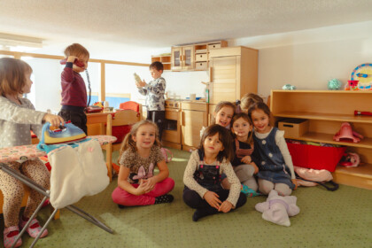 <h3>Rollenspiele</h3>
<h5>Vorhang auf im Kindergarten! Nicht nur das Theaterspielen lädt dazu ein, sich in neuen Rollen auszuprobieren – auch in alltäglichen Situationen und Berufen können Kinder<strong> Szenarien nachspielen</strong> und <strong>soziale Interaktionen erforschen</strong>. Rollenspiele erlauben es den Kleinen, ihre Fantasie zu entfalten und ihre Kreativität auszuleben. Der Rollenspielbereich in der Kindertagesstätte schafft eine wertvolle Umgebung, in der Kinder ihre <strong>Vorstellungskraft entfalten</strong>, <strong>Zusammenarbeit üben</strong> und die Welt um sie herum <strong>spielerisch entdecken</strong> können.</h5>
